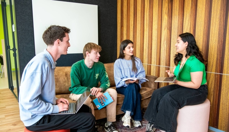 Studenten hbo Toegepaste Psychologie samen aan het werk op de HAN in Nijmegen