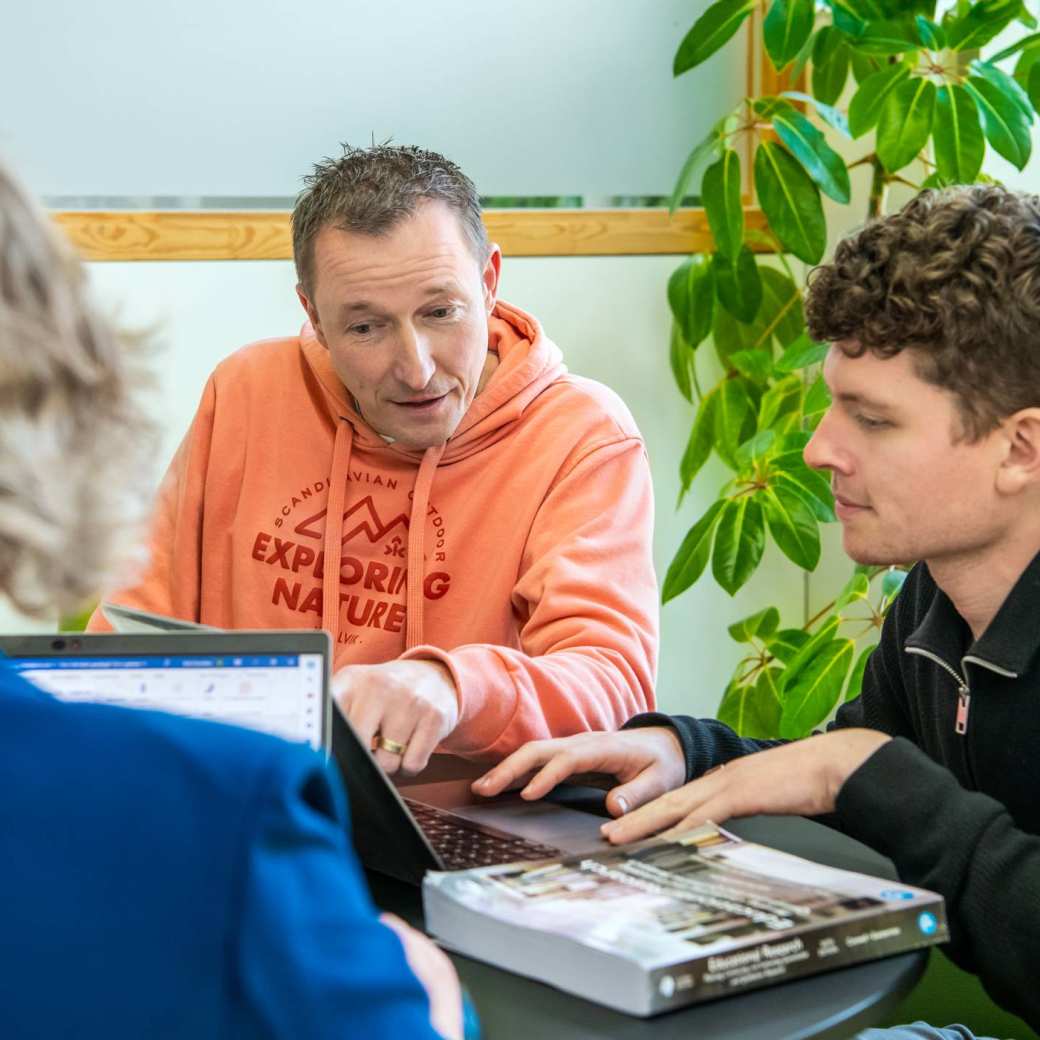Studenten Scheikunde werken samen aan opdracht