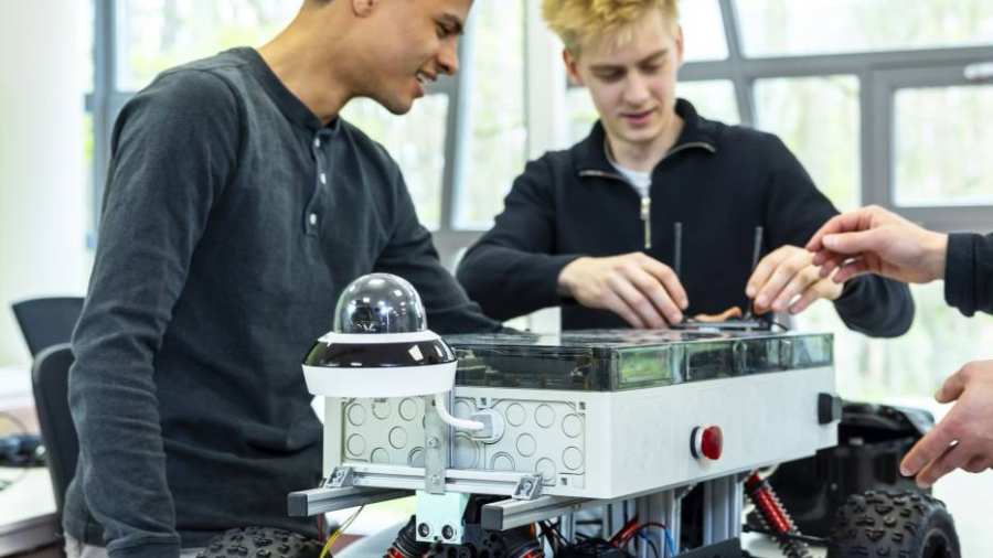 Studenten werken aan robotauto