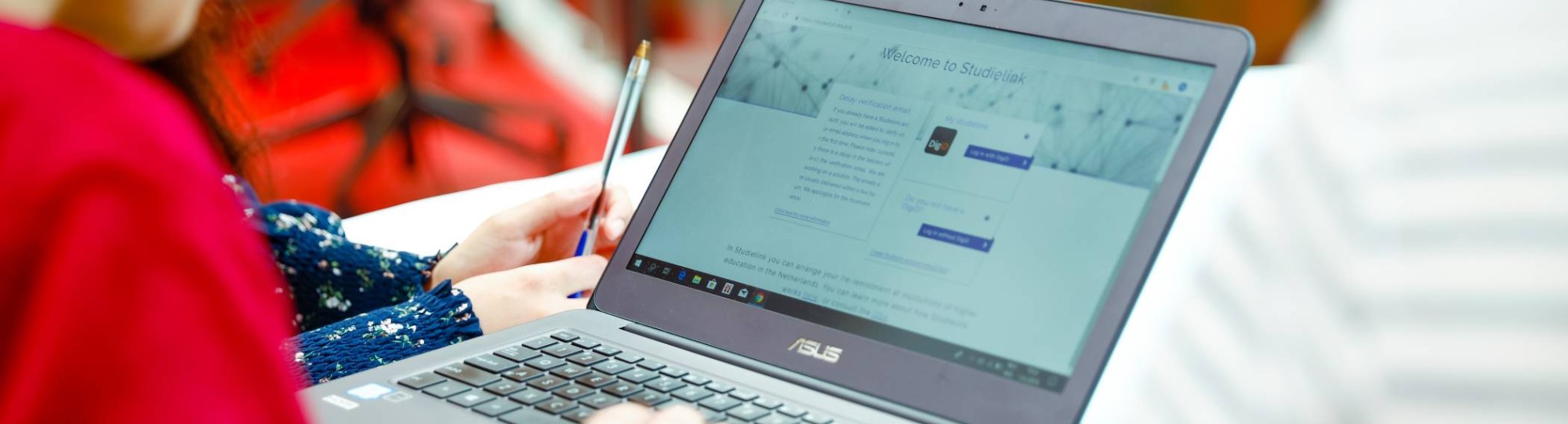 Student meldt zich aan voor de Ad Sociaal Financiële Dienstverlening.
