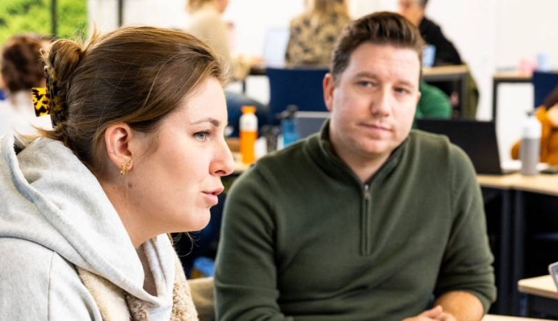AMM LLO studente Lot licht iets toe aan medestudenten