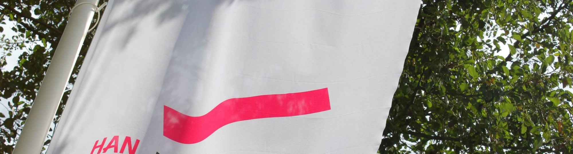 Witte vlag met HAN-logo