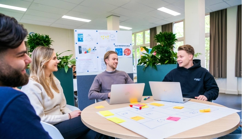 Ondernemerschap & Retail Management studenten in de les
