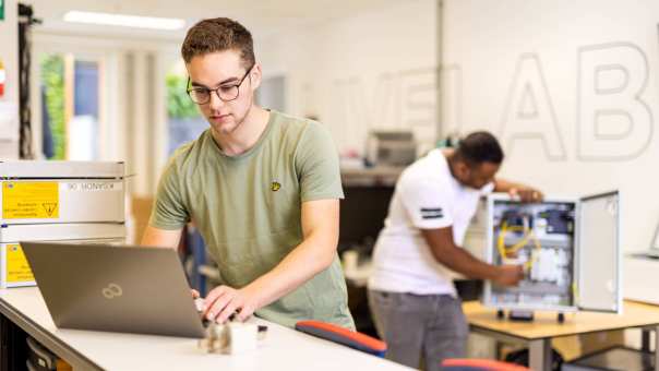 ad elektrotechniek student aan het werk