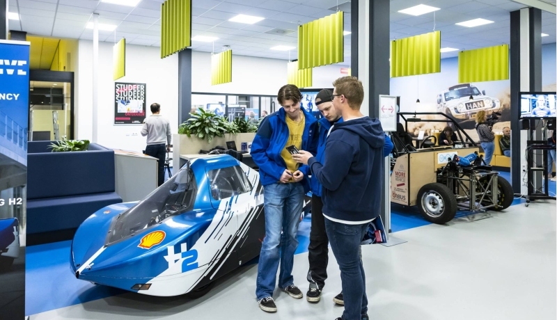 Bezoekers open avond bij auto, Ruitenberglaan 29