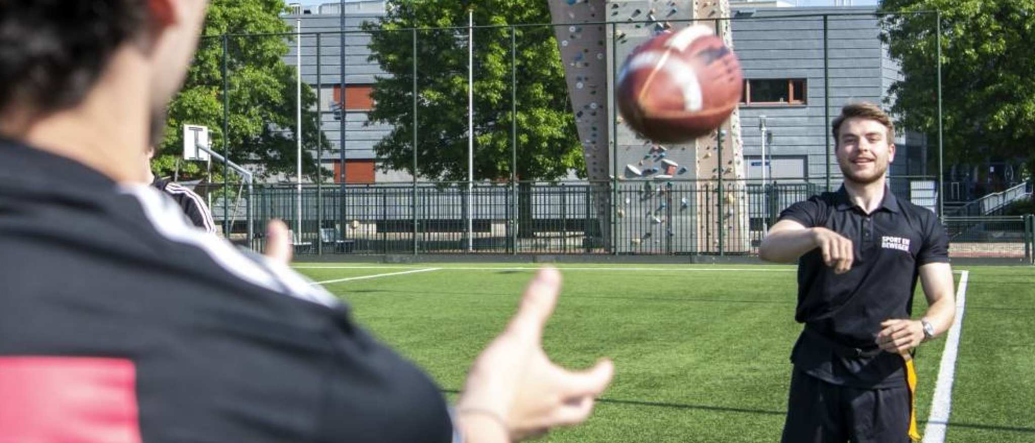 sport sportkunde en alo studenten en docenten op sportveld en gymzaal