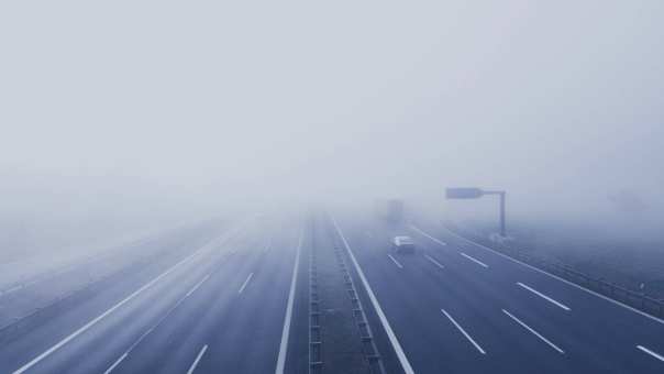 Stockfoto auto's in de mist
