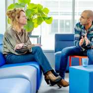 Student geeft handgebarend uitleg aan docent. Master Circulaire Economie (DT) 2024.