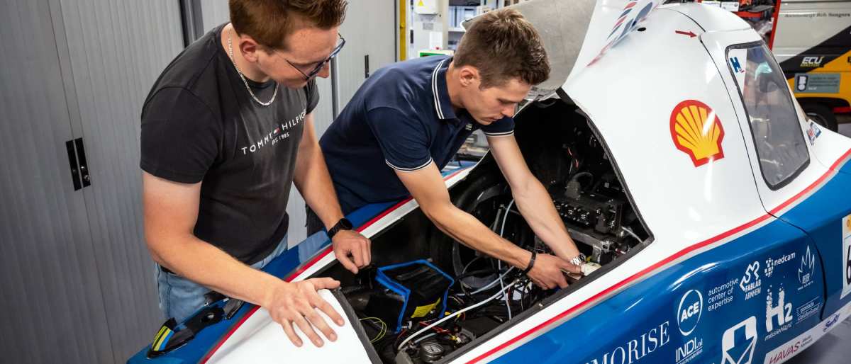 Twee studenten automotive bij het MH15 voertuig van de HAN.