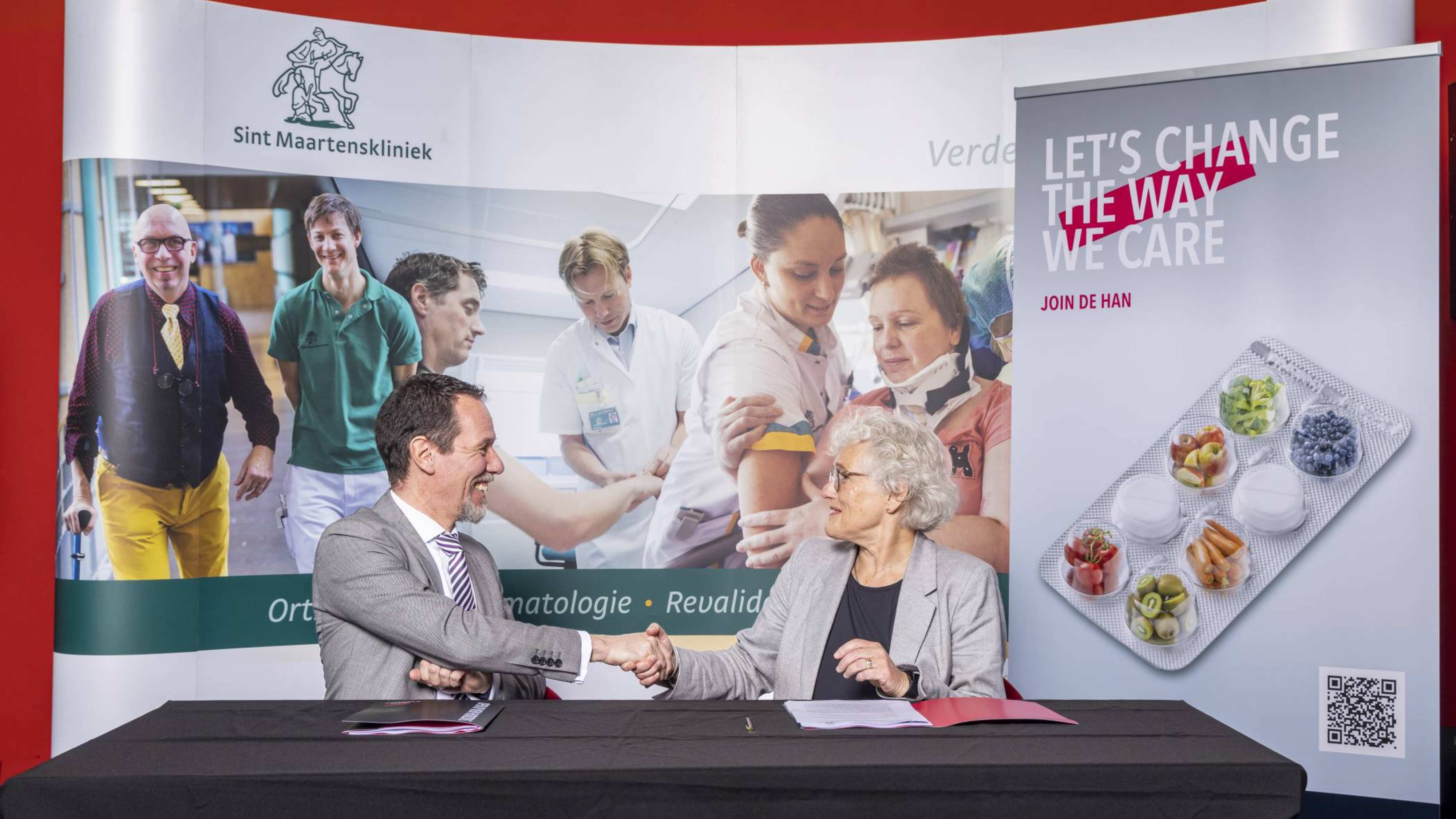 Foto ondertekening Yvonne de Haan en Sint Maartenskliniek bij Health Valley nieuw lectoraat Digitale transformatie in revalidatiezorg