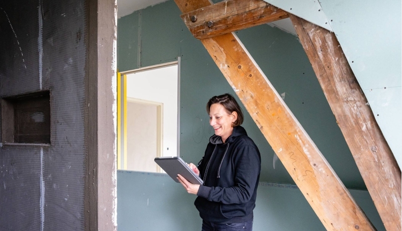 opzichter inspecteert zolderverdieping in renovatieproject