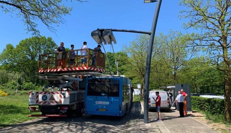 Studenten werktuigboukunde en elektrotechniek werken aan de elektrische trolleybus in Arnhem (NH)