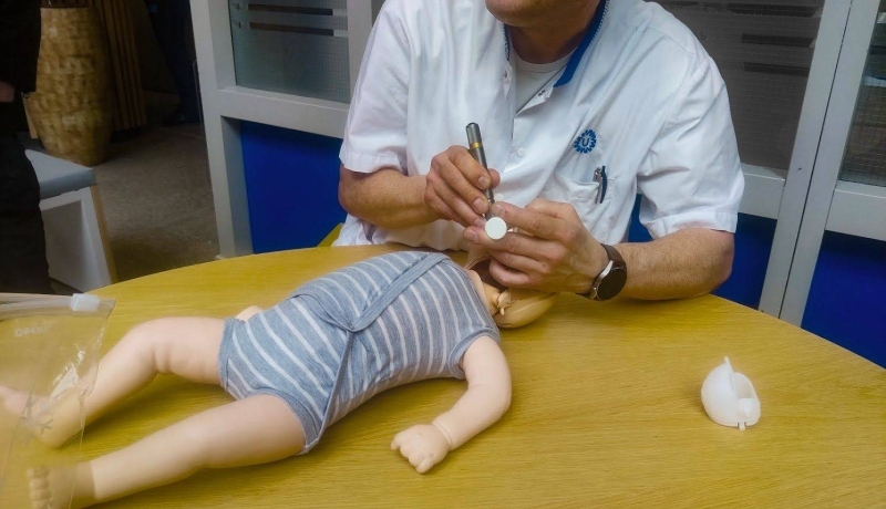 Reanimatiepop HAN-student succesvol getest in kinderziekenhuis