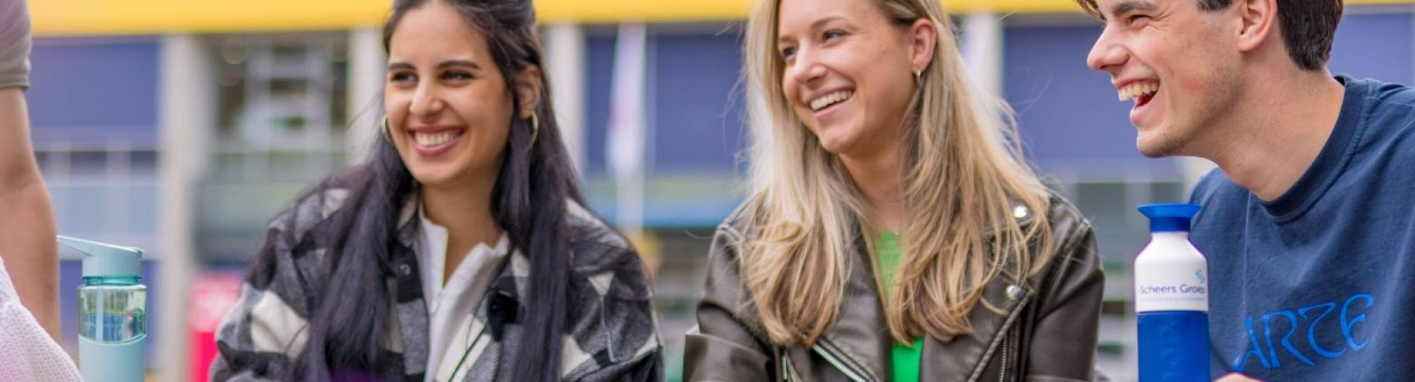 vrolijke studenten op campus HAN