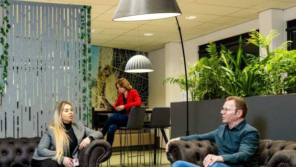 Twee deelnemers van de post-hbo-Bedrijfskunde hebben een overleg tijdens de pauze