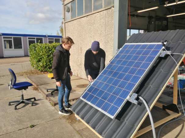 Studenten testen een nieuwe manier om een warmtepomp met zonnepanelen te gebruiken op het IPKW in Arnhem