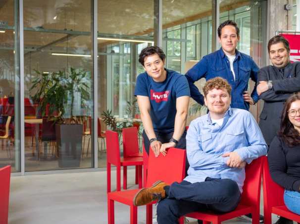 Foto van de groep en van het samenwerken van Sustainable Solutions met Jurriaan Janssen. Ze werken vanuit HAN Connectr op het IPKW. Het zijn werkfoto's en groepsfoto's, inclusief geschikt voor headers