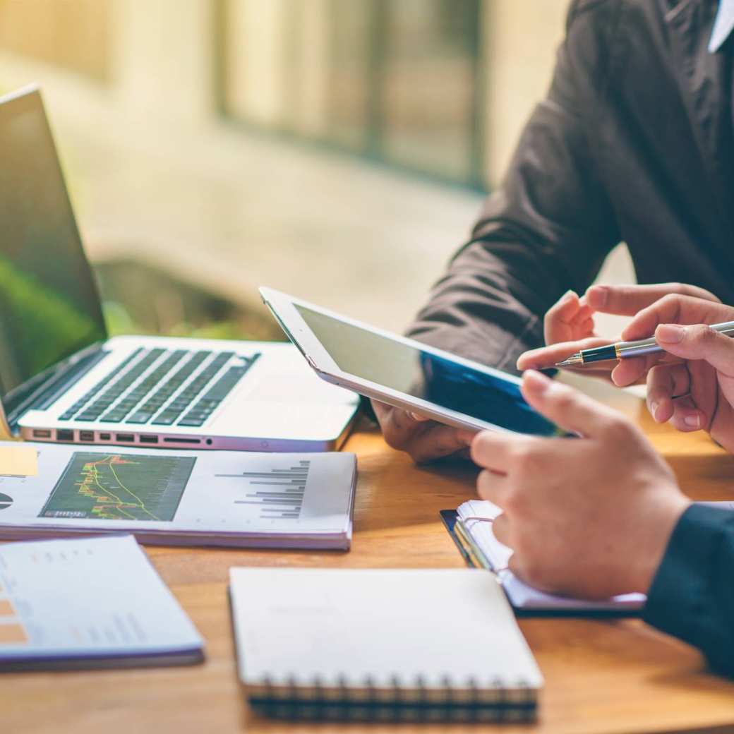Stockfoto met laptop, papieren en financiën voor publicatie van het associate lectoraat Sustainable Finance & Tax van AFEM.