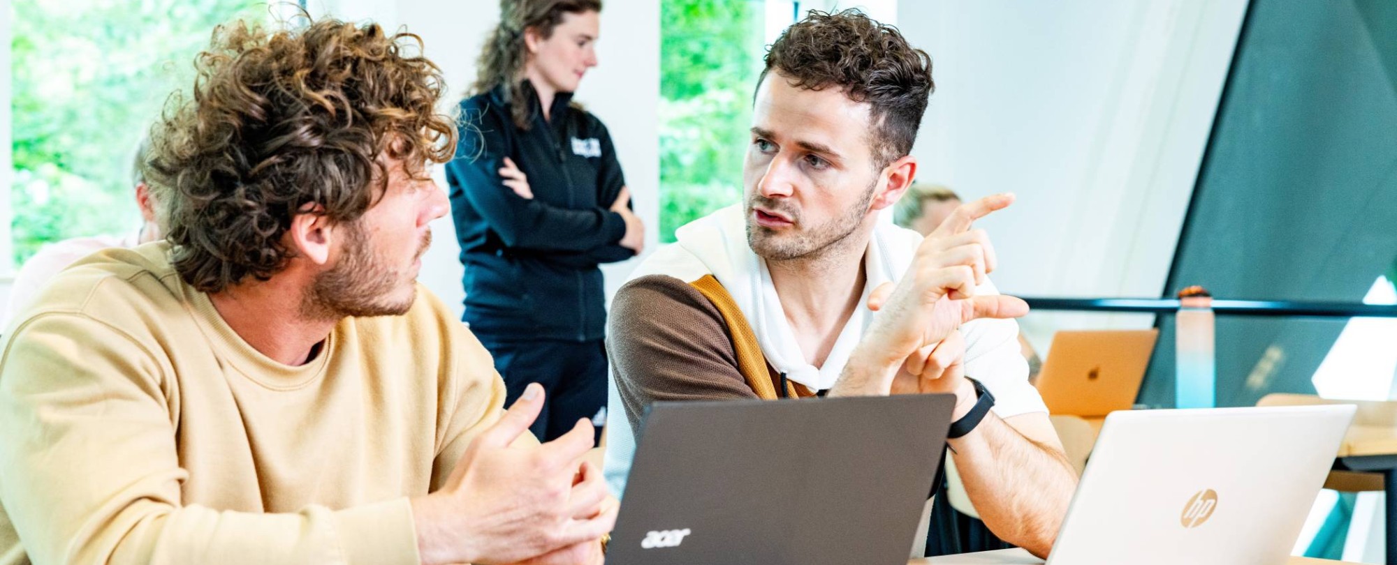 Cursisten in Design of Experiments overleggen met elkaar