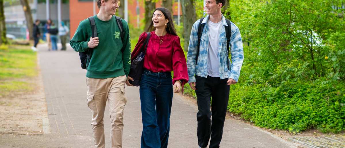 Studenten van Toegepaste Psychologie lopen op de HAN campus Nijmegen