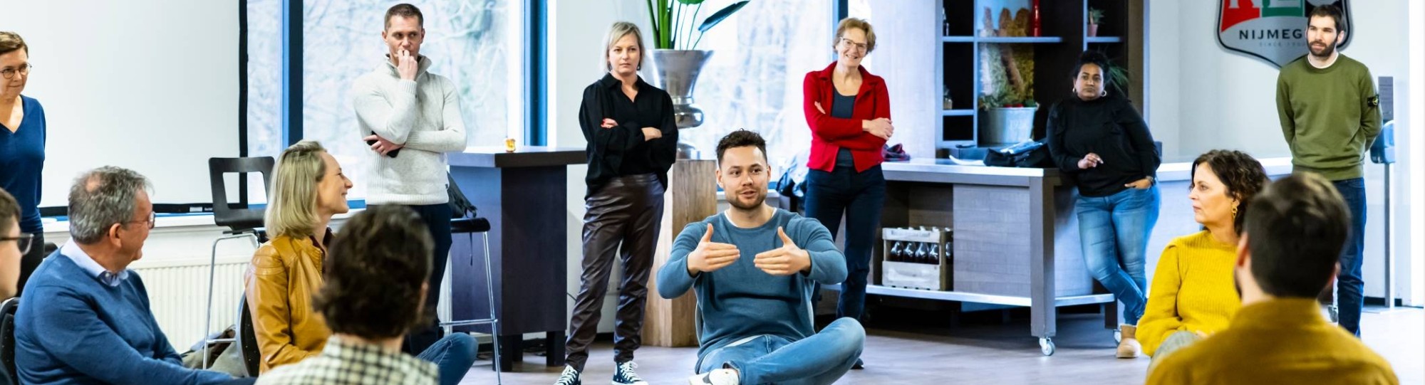 foto van een kringgesprek tijdens de wasstraat bij de NEC lounge in het goffertpark
