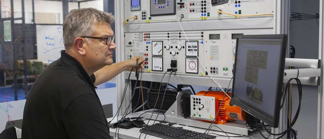 Enexis-medewerker William van der Zande volgt een aangepaste cursus bij HAN Watts