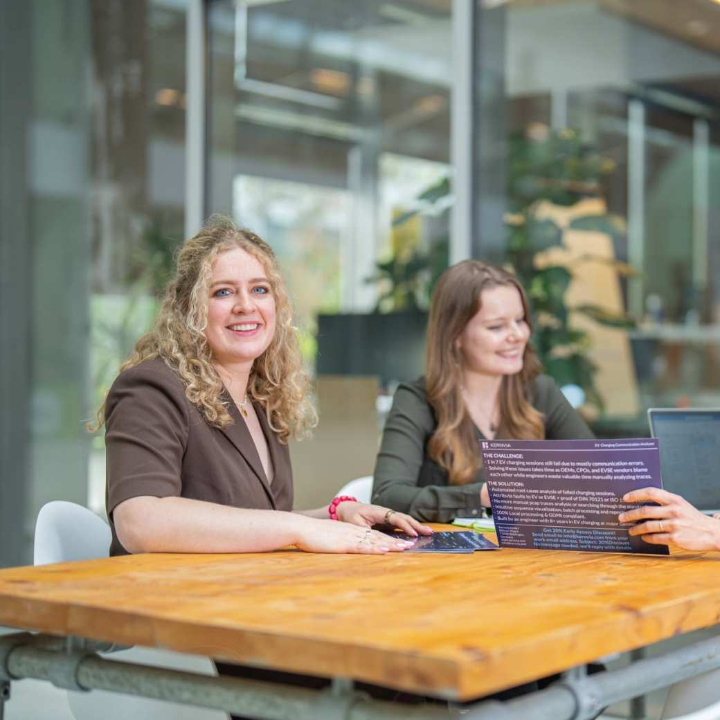 Studenten van de master Duurzaamheidstransities aan tafel samenwerken.