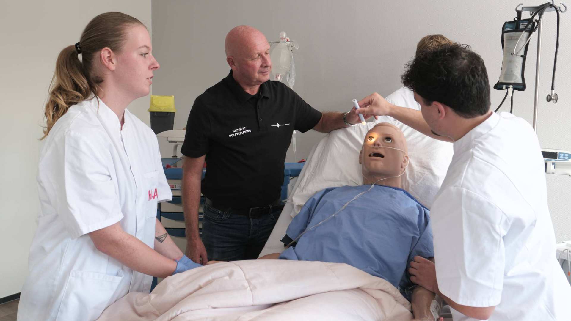 Studenten oefenen op pop met docent erbij