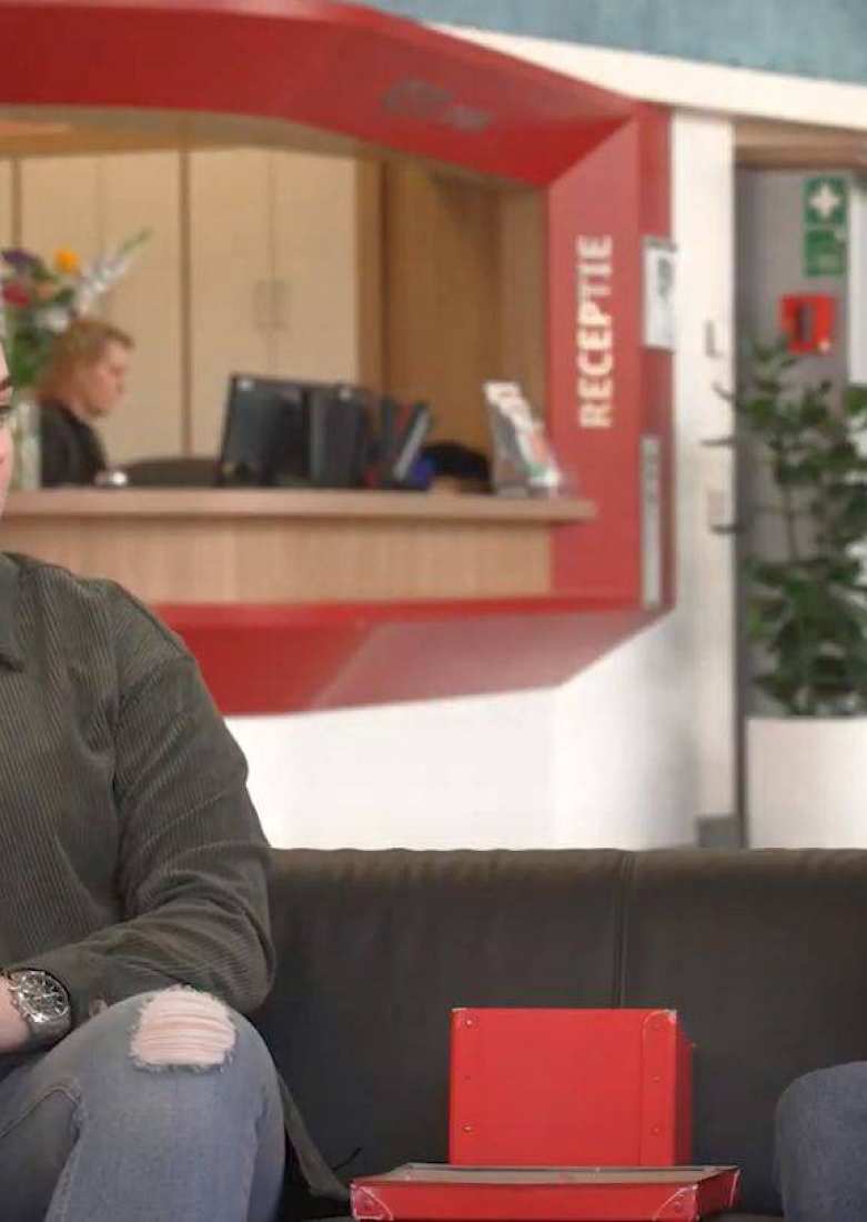 Bankvideo met ESE-studenten Fleur en Justin