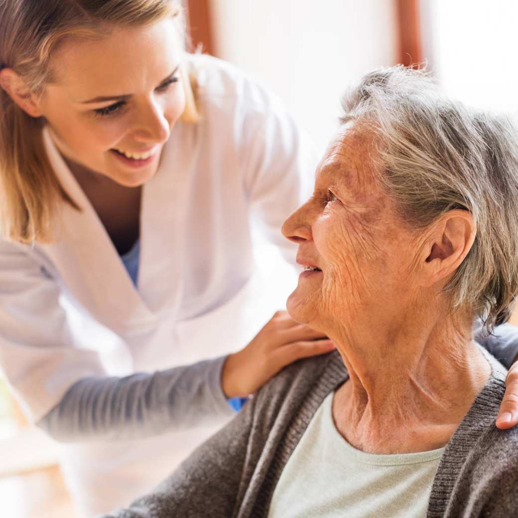 Oudere en verpleegkundige