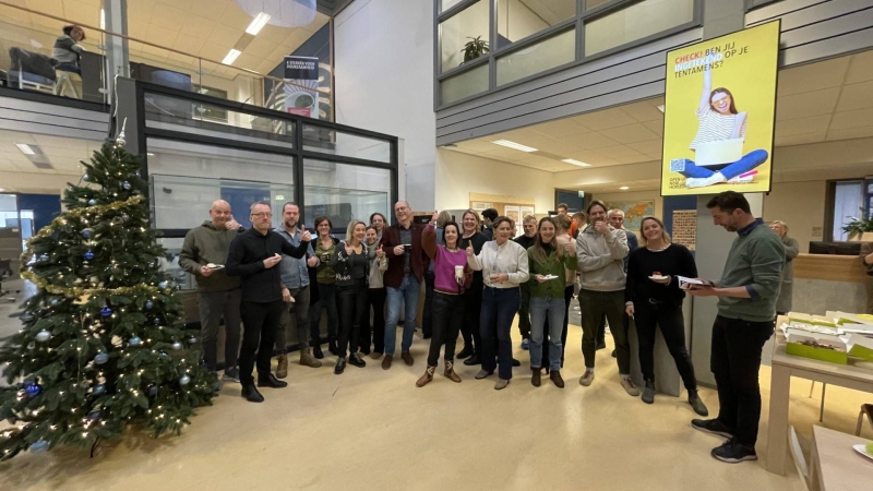 medewerkers van de Academie Built Environment vieren het behoud van de 4e duurzaamheidsster