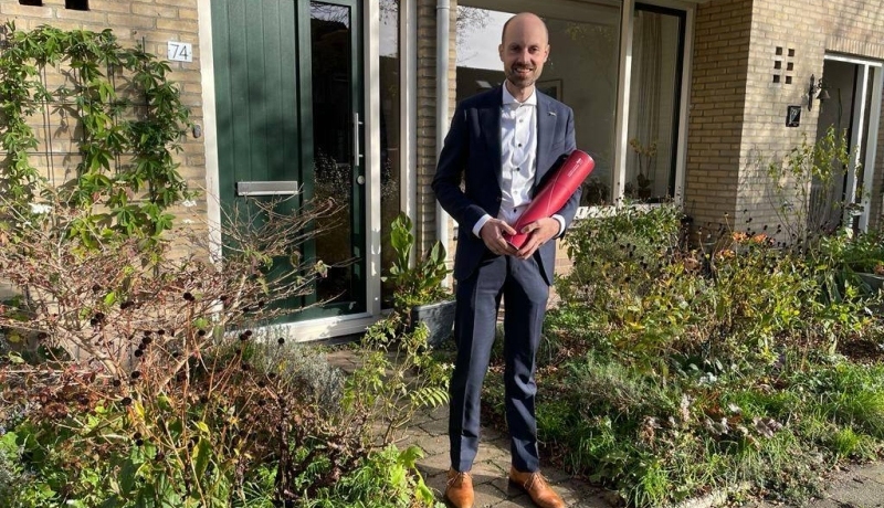 Jos Borkent met zijn boel voor zijn huis