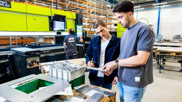Studenten overleggen op werkvloer