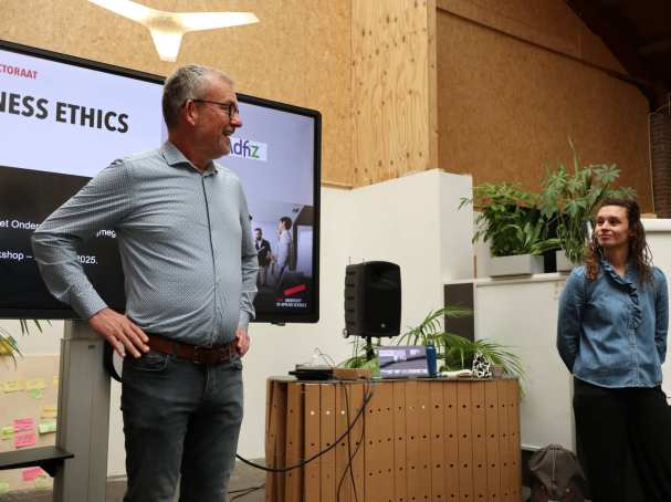 Associate lector Kim Meijer geeft een workshop bij het Ondernemerslab