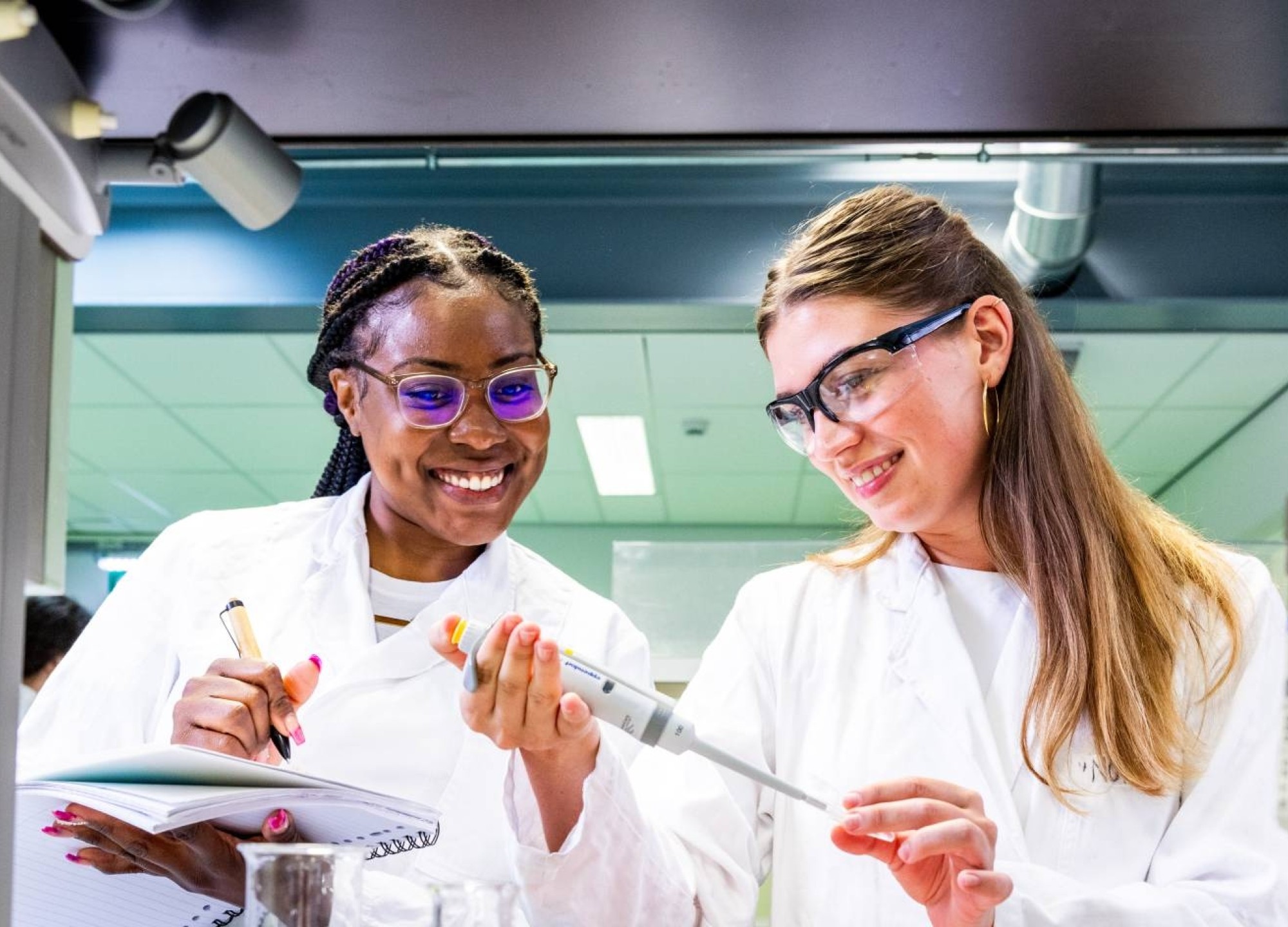studenten met een pipet aan het werk in een bml lab