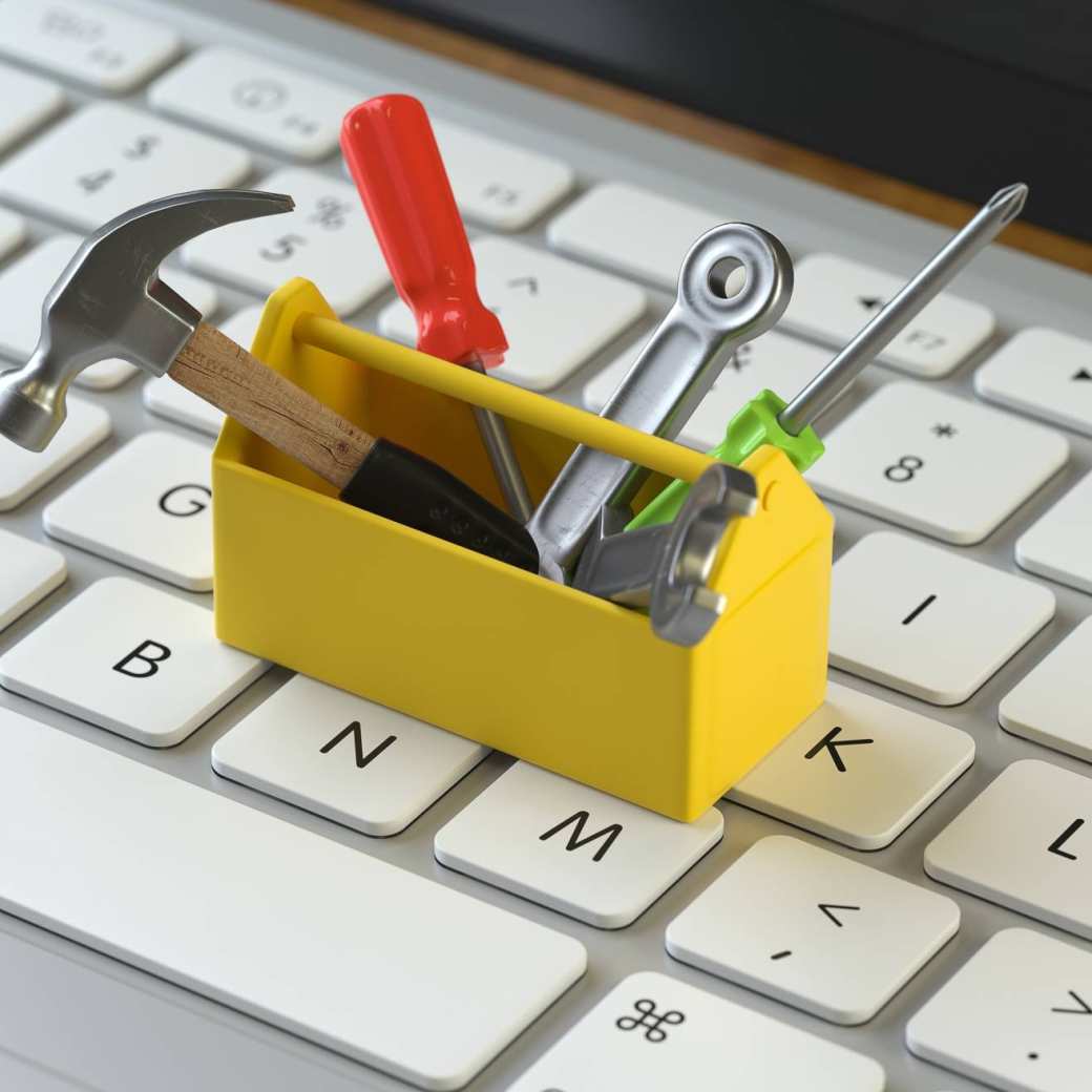 mini gereedschapskist op een toetsenbord van een Apple laptop