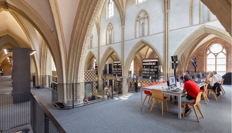 bibliotheek in kerk