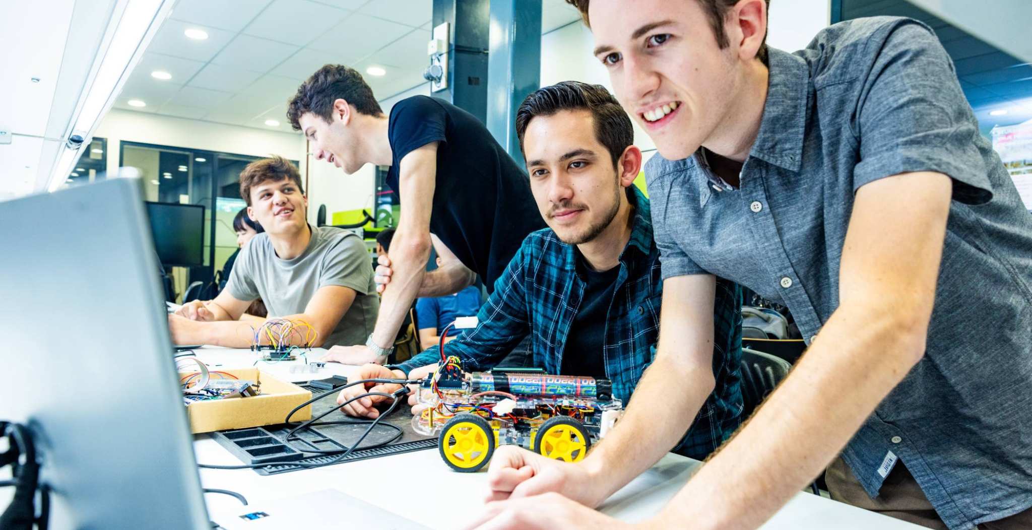 Embedded systems engineering studenten werken op het lab.