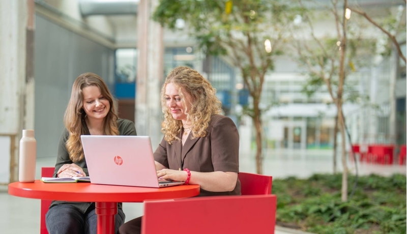 Studenten van de master Duurzaamheidstransities aan tafel samenwerken.