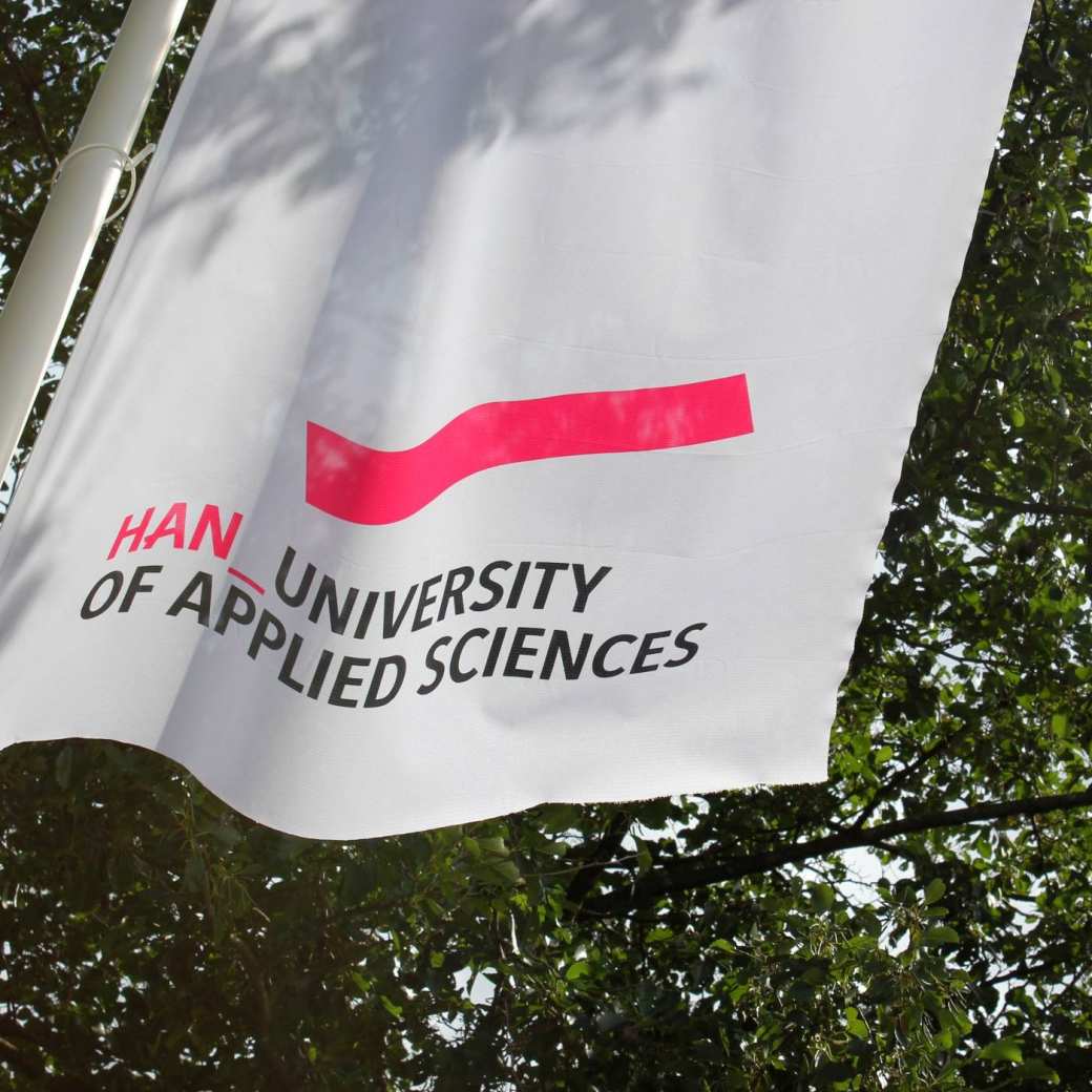 Witte vlag met HAN-logo