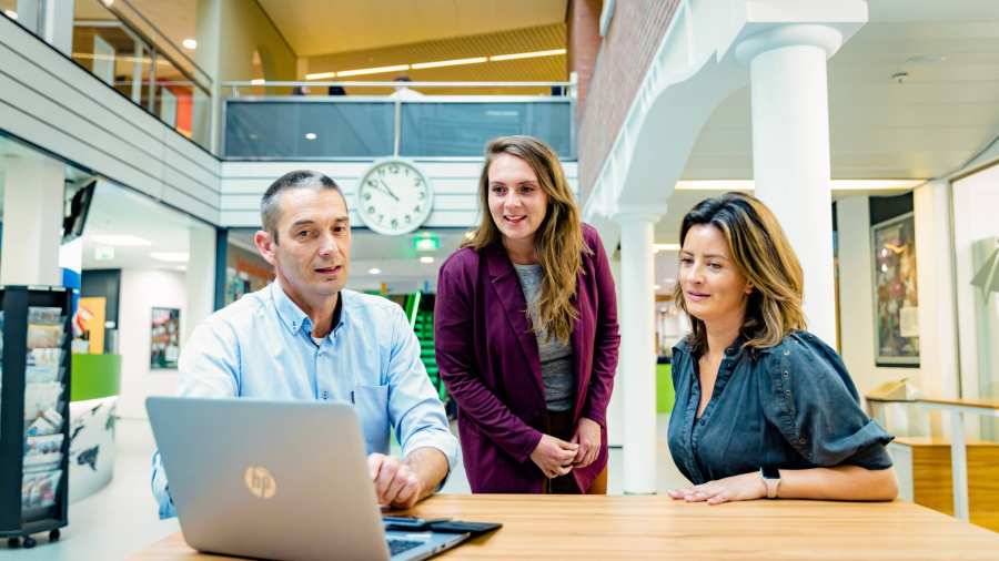 Bedrijfskunde deeltijd, studeren, samenwerken, overleggen, laptop, hal, Ruitenberglaan 31, 2022