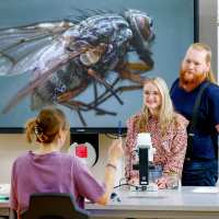 2 studenten Leraar Biologie geven uitleg voor de klas