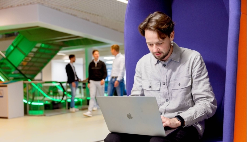 Medewerker stafdirecties en stafafdelingen aan het werk op een laptop.