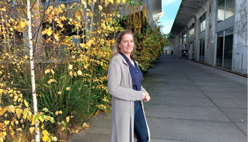 Ingrid Hulsbeek op het terrein van Cleantech Park Arnhem