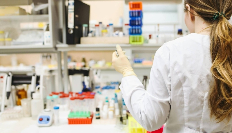 i2 cursisten DNA sequencing - NGS & TGS overleggen met docent bij een scherm.
