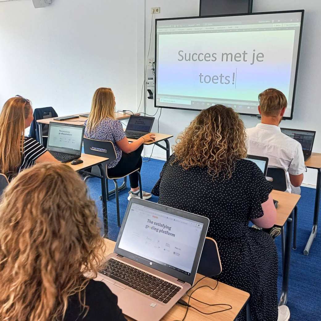 Studenten maken digitale toets met nieuwe toetsapplicatie