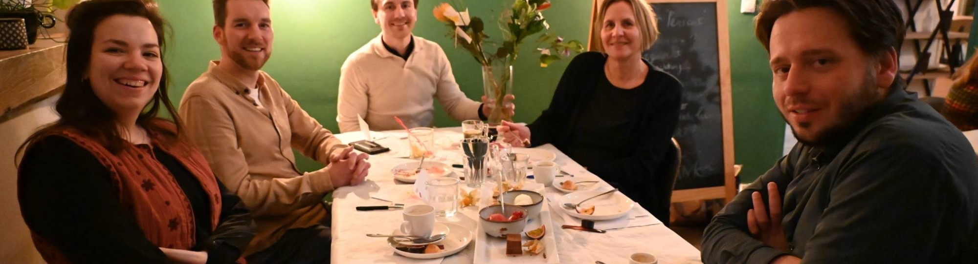 Studenten, docenten en werkgevers aan tafel tijdens de werkveldbijeenkomst