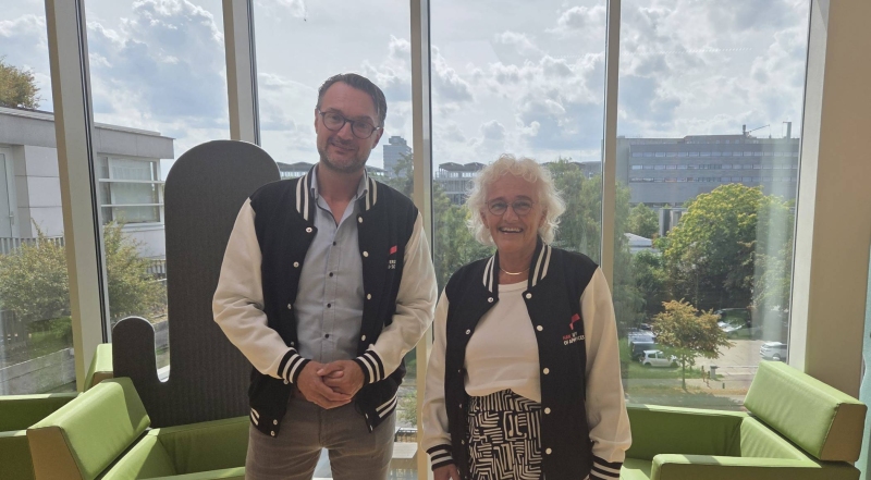 Willem Leijten en Yvonne de Haan in hun nieuwe open ambassador-jas