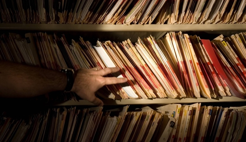 Informatiebeveliging en Privacy, awarenesscampagne, kast vol met papieren-mappen 