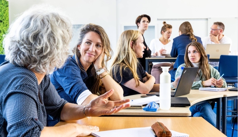 studenten van de master pedagogiek zijn met elkaar in gesprek